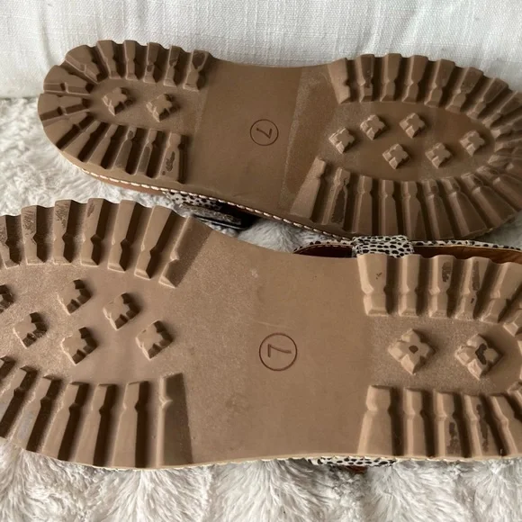 Universal Thread Tan and Black Strappy Sandals - Picture 6 of 6